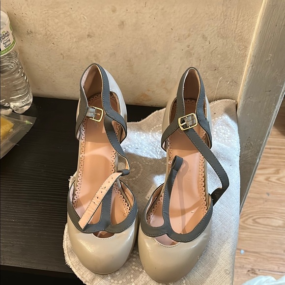 Elegant Gray and Cream Women's Heels - Picture 6 of 6